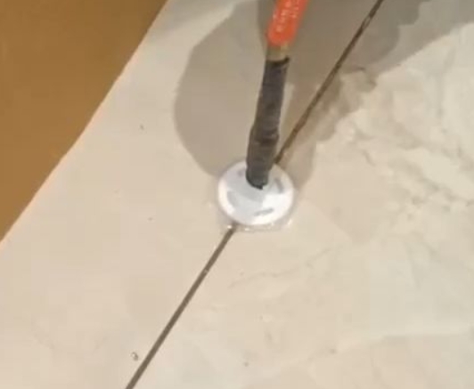 垫江瓷砖空鼓维修公司专业解答瓷砖在铺贴过程中，如果没有涂抹均匀到位的粘结材料（如水泥砂浆或瓷砖胶），可能会导致以下问题