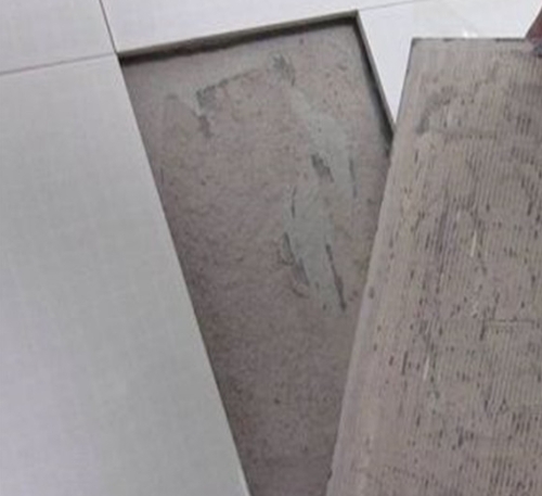 垫江瓷砖空鼓维修公司分享瓷砖铺贴时如果打浆（即涂抹在瓷砖背面和基层上的砂浆或瓷砖胶）过少，会带来以下问题